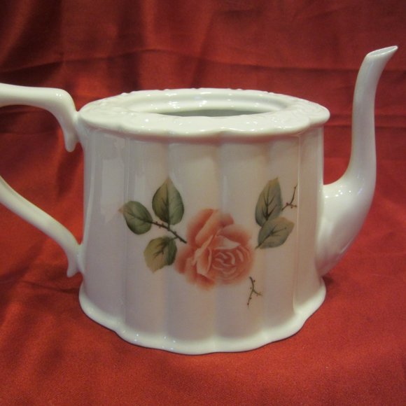 VTG 80'S CHINA TEAPOT, W/PINK ROSES, RIBBED PANELS, NO LID - Picture 3 of 7